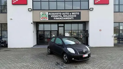 Grigio Usata 2007 Toyota Yaris Tre volumi | 2900 € (Buon prezzo)