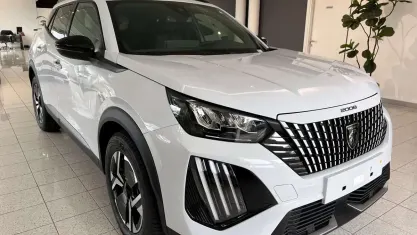 Usata Peugeot 2008 Allure 136 CV (100 kW) 2025 Nero SUV