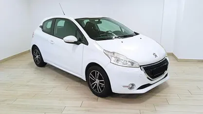 Usata 2013 Peugeot 208 Allure Due volumi | 5900 € (Buon prezzo)