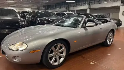 Usata Jaguar XK8 298 CV (219 kW) 2004 Grigio Cabrio
