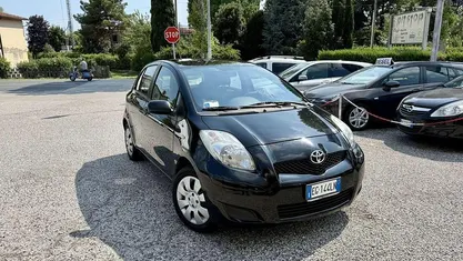 Nero Usata 2011 Toyota Yaris Tre volumi | 4590 € (Buon prezzo)
