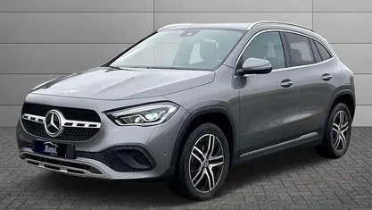 Usata Mercedes GLA200 150 CV (110 kW) 2020 Grigio medio metallizzato SUV