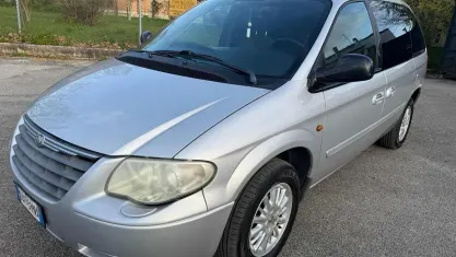 Usata Chrysler Voyager 150 CV (110 kW) 2006 Grigio Monovolume