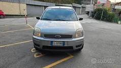 Blu Usata 2005 Ford Fusion Tre volumi | 1700 € (Buon prezzo)