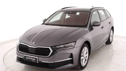 Grigio Usata 2024 Skoda Octavia Executive Station wagon | 26.700 € (Buon prezzo)
