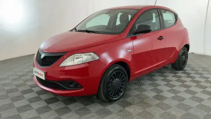 Usata Lancia Ypsilon Silver 70 CV (51 kW) 2021 Rosso Utilitaria