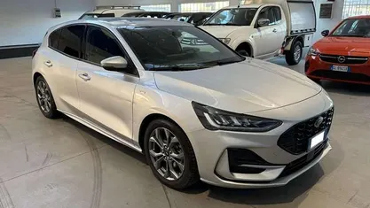 Usado Ford Focus ST-Line 116 CV (85 kW) 2024 Plateado Berlina