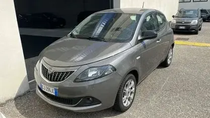 Usata Lancia Ypsilon Gold 69 CV (50 kW) 2022 Grigio Utilitaria