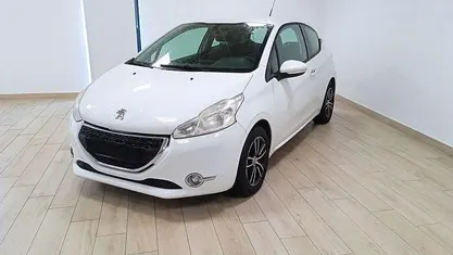 Usata 2013 Peugeot 208 Allure Due volumi | 5900 € (Buon prezzo)