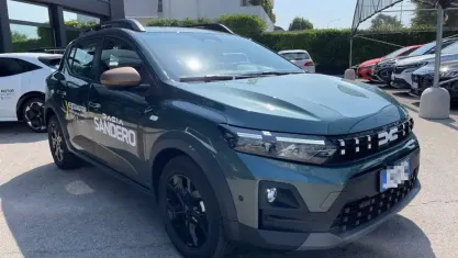 Usata Dacia Sandero Extreme 122 CV (89 kW) 2026 Verde oxide metallizzato Berlina
