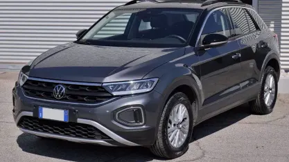 Usata VW T-Roc Life 110 CV (80 kW) 2023 Grigio metallizzato SUV