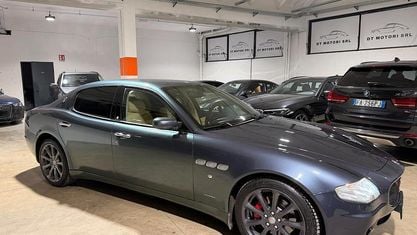 Begagnad Maserati Quattroporte 400 HK (294 kW) 2004 Grå Sedan