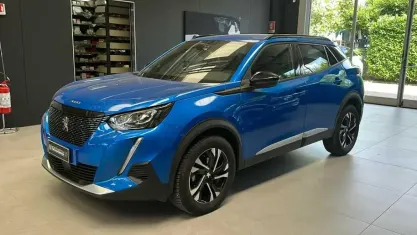 Usata Peugeot 2008 Allure 102 CV (75 kW) 2023 Blu/azzurro SUV