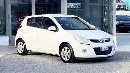 Usata Hyundai i20 78 CV (57 kW) 2012 Bianco Berlina