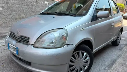 Usata Toyota Yaris Sol 68 CV (50 kW) 2000 Argento Berlina
