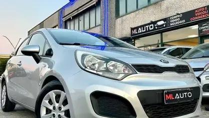 Usata Kia Rio EX 85 CV (62 kW) 2013 Grigio Berlina