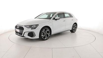 Begagnad Audi A3 S-Line 204 HK (150 kW) 2022 Vit Sedan