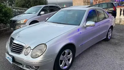 Usata Mercedes E270 177 CV (130 kW) 2003 Grigio Berlina