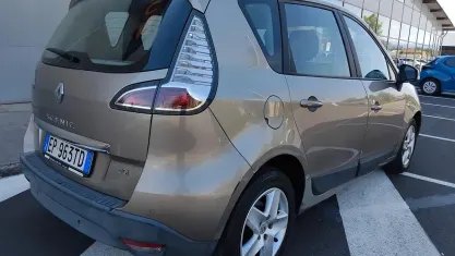 Usata Renault Scénic III 110 CV (80 kW) 2013 Marrone Berlina