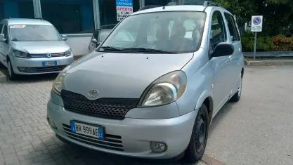 Usata Toyota Yaris Verso Sol 86 CV (63 kW) 2001 Grigio Monovolume