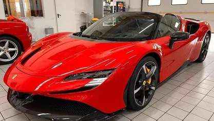 Rosso corsa Usata 2024 Ferrari SF90 Cabrio | 525.000 €