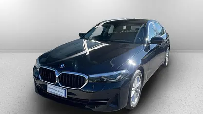 Schwarz pastello Usata 2022 BMW 518 Tre volumi | 32.500 € (Buon prezzo)