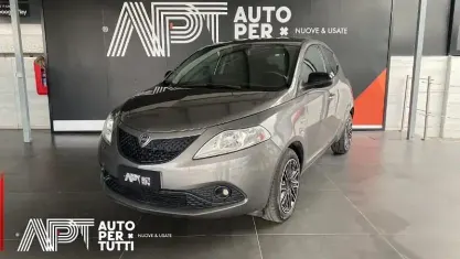 Usata Lancia Ypsilon Silver 69 CV (50 kW) 2020 Grigio scuro Utilitaria