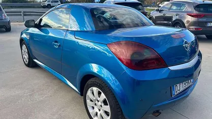 Blu/azzurro Usata 2007 Opel Tigra Enjoy Cabrio | 4900 € (Cara)