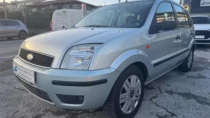 Usata Ford Fusion 68 CV (50 kW) 2003 Argento Utilitaria