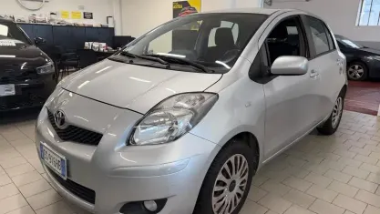 Usata Toyota Yaris Sol 69 CV (50 kW) 2011 Grigio Utilitaria