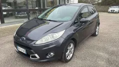 Grigio Usata 2009 Ford Fiesta Titanium X Tre volumi | 2950 € (Buon prezzo)