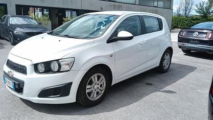 Usata Chevrolet Aveo 75 CV (55 kW) 2013 Bianco Berlina