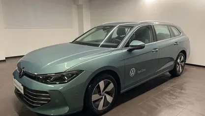 Usata VW Passat Business 150 CV (110 kW) 2024 Verde Station wagon
