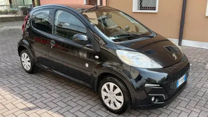 Usata Peugeot 107 68 CV (50 kW) 2012 Nero Utilitaria
