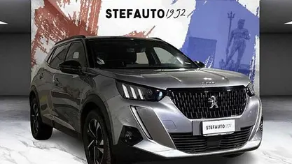 Usata Peugeot 2008 GT 110 CV (80 kW) 2021 Gris artense SUV