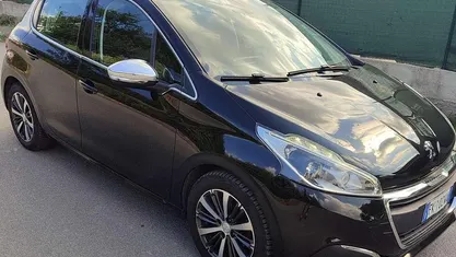 Nero perlato Usata 2017 Peugeot 208 Allure Due volumi | 6000 € (Ottimo prezzo)