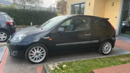 Usata Ford Fiesta S 90 CV (66 kW) 2006 Nero Utilitaria