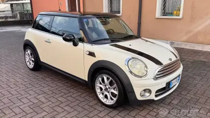 Usata Mini Cooper D 109 CV (80 kW) 2007 Beige Utilitaria