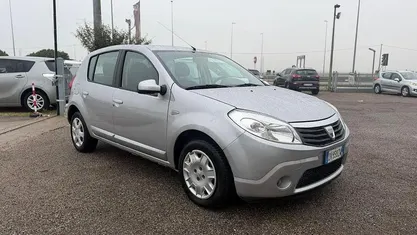 Usata Dacia Sandero Ambiance 75 CV (55 kW) 2009 Berlina