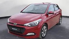 Rosso Usata 2015 Hyundai i20 Comfort Tre volumi | 6500 € (Buon prezzo)