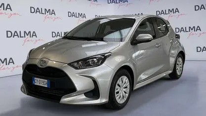 Usata Toyota Yaris Hybrid Active 116 CV (85 kW) 2025 Silver metallic Berlina