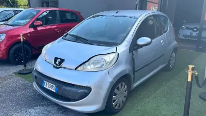 Usata Peugeot 107 68 CV (50 kW) 2005 Argento Utilitaria