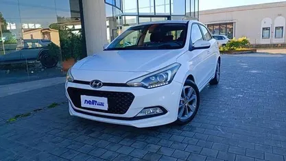 Bianco Usata 2016 Hyundai i20 Comfort Tre volumi | 8300 € (Buon prezzo)