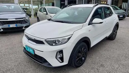 Usata Kia Stonic Style 83 CV (61 kW) 2022 Bianco SUV