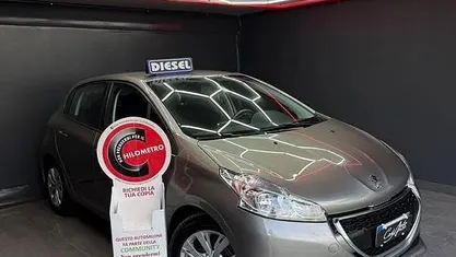 Oro Usata 2014 Peugeot 208 Allure Due volumi | 6800 € (Buon prezzo)