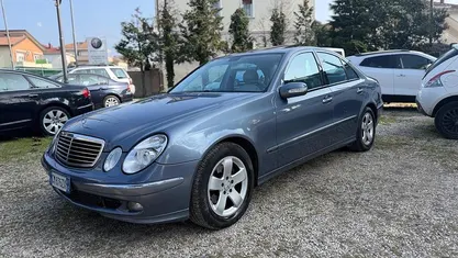 Usata Mercedes E220 Avantgarde 150 CV (110 kW) 2004 Blu Berlina