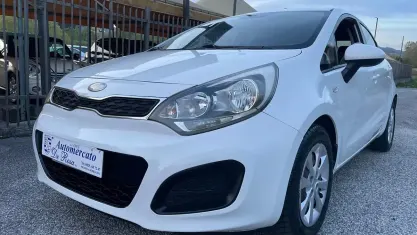 Usata Kia Rio 75 CV (55 kW) 2013 Bianco Berlina