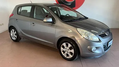 Grigio scuro Usata 2012 Hyundai i20 Edition Tre volumi | 3290 € (Buon prezzo)