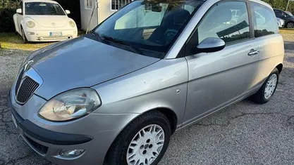Usata Lancia Ypsilon 70 CV (51 kW) 2004 Argento Utilitaria