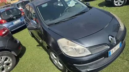 Usata Renault Clio II Dynamique 64 CV (47 kW) 2007 Grigio Berlina